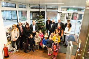 Die Kinder der KTE Haus Kunterbunt haben den Weihnachtsbaum im Rathaus-Foyer geschmückt.