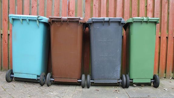 Vier verschiedenfarbige Mülltonnen