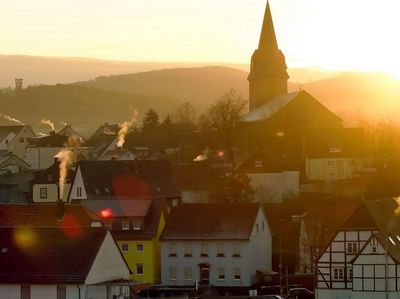 Abendhimmel über der Stadt mit Ebbergkirche