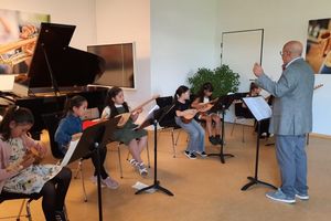 Unter dem Motto „Anatolische Klänge aus der Musikschule“ präsentierten junge Musikerinnen und Musiker ein mitreißendes Programm rund um die Baglama, die traditionelle türkische Langhalslaute. Unter dem Motto „Anatolische Klänge aus der Musikschule“ präsentierten junge Musikerinnen und Musiker ein mitreißendes Programm rund um die Baglama, die traditionelle türkische Langhalslaute.