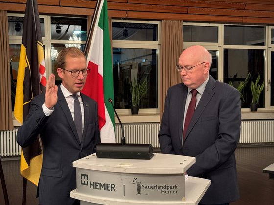 Die Vereidigung von Bürgermeister Christian Schweitzer (l.) nahm Hans-Peter Klein (SPD) vor, der seit mehr als 35 Jahren dem Rat angehört und dem als dienstältestes Mitglied diese ehrenvolle Aufgabe zustand.
