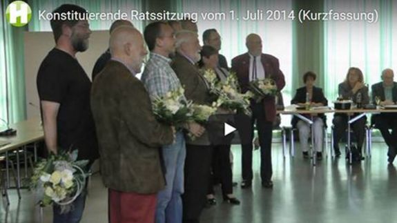 Ratsmitglieder haben Blumensträußen erhalten