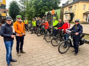 Die Stadt Hemer empfing heute Vormittag die Radelnden aus Menden am Grohe-Platz. Nach einer kurzen Verschnaufpause machte sich die Hemeraner Delegation dann auf den Weg zur Übergabe des „Staffelstabs“ nach Iserlohn. 
