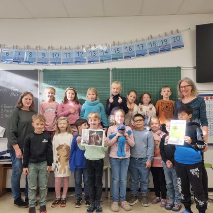 Große Freude in der Klasse 2a der Brabeckschule mit ihrer Lehrerin F. Jacob (l.) bei der Preisübergabe. Charlotte Kees (r.) überreichte einen Gutschein für eine Klassenführung durch die Heinrichshöhle.