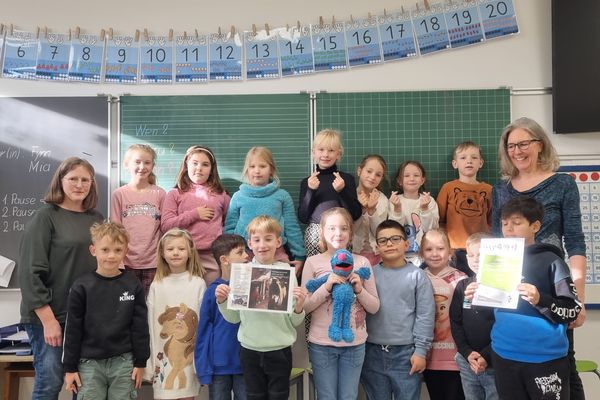 Große Freude in der Klasse 2a der Brabeckschule mit ihrer Lehrerin F. Jacob (l.) bei der Preisübergabe. Charlotte Kees (r.) überreichte einen Gutschein für eine Klassenführung durch die Heinrichshöhle.