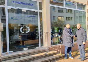 Herzlichen Glückwunsch! Thomas Fischer (l.) und Bürgermeister Christian Schweitzer.