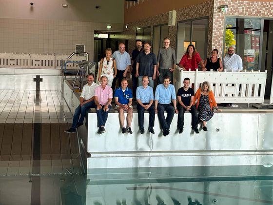 Vertreterinnen und Vertreter der Ratsfraktionen haben sich am Donnerstag, 27. Juni, über den aktuellen Baufortschritt im neuen Felsenmeerbad informiert. Die Befüllung des Edelstahlbeckens hat begonnen und läutet die letzte bauliche Phase ein. 