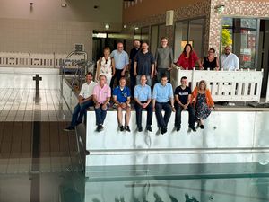 Vertreterinnen und Vertreter der Ratsfraktionen haben sich am Donnerstag, 27. Juni, über den aktuellen Baufortschritt im neuen Felsenmeerbad informiert. Die Befüllung des Edelstahlbeckens hat begonnen und läutet die letzte bauliche Phase ein. 