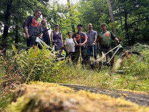 Drei Strecken mit unterschiedlichen Schwierigkeitsgraden und 1,4 Kilometern Gesamtlänge können am Ihmerter Waldrand Dank der Dead Pedals Society und einer LEADER-Förderung angelegt werden.