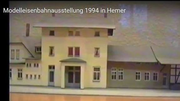 Ein dreistöckiges Haus einer Landschaft für Modelleisenbahnen