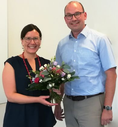 Holm Diekenbrock gratuliert ihr ganz herzlich in seiner Funktion als Vorsitzender der Verbandsversammlung und überreichte ihr zu dem Anlass einen Blumenstrauß.