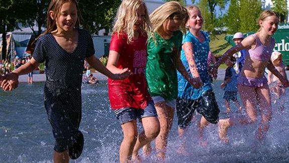 Kinder planschen im Wasser