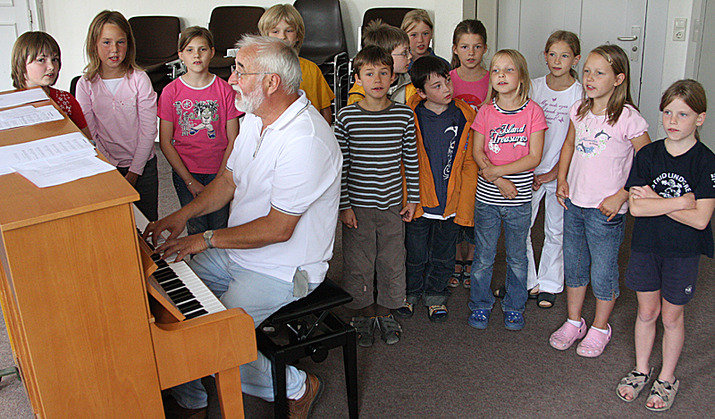 Kinderchor mit musikalischer Begleitung am Klavier